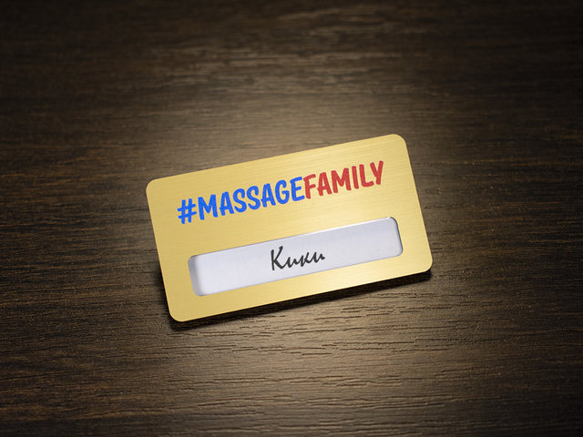 металлический бедж с окном