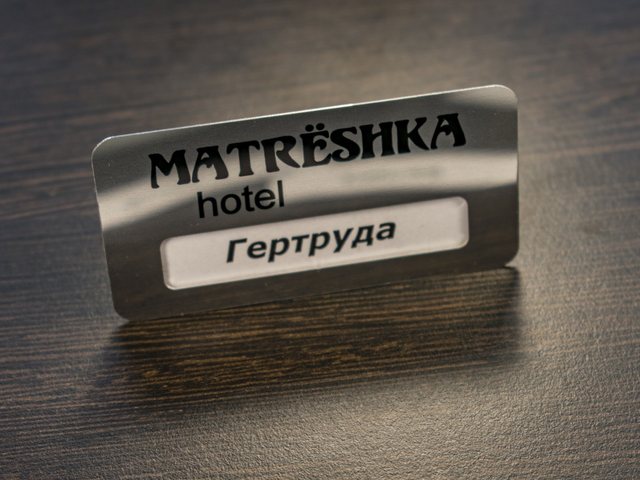 бейдж металлический с окном для отеля