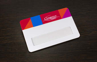пластиковый бейджик с окном и логотипом