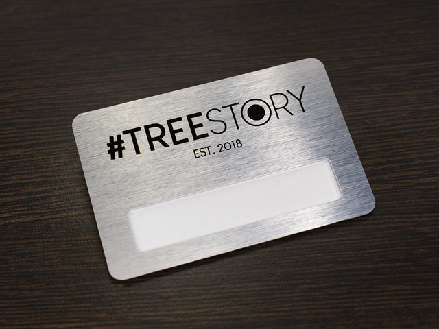 бейдж с окном и логотипом на клипсе